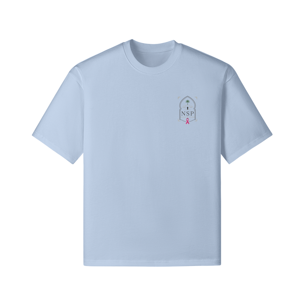 Détail porté du t-shirt Octobre Rose bleu clair