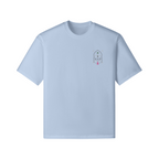 Détail porté du t-shirt Octobre Rose bleu clair